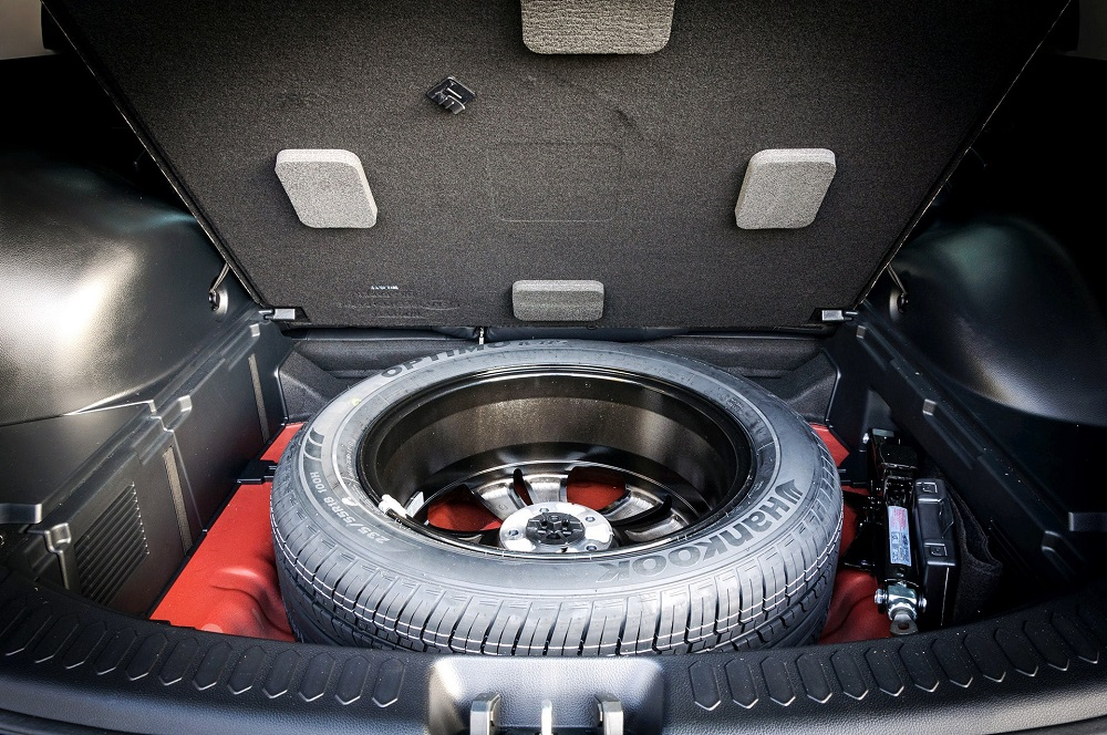 Làm thế nào để đảm bảo lốp dự phòng được gắp chắc chắn vào xe?
