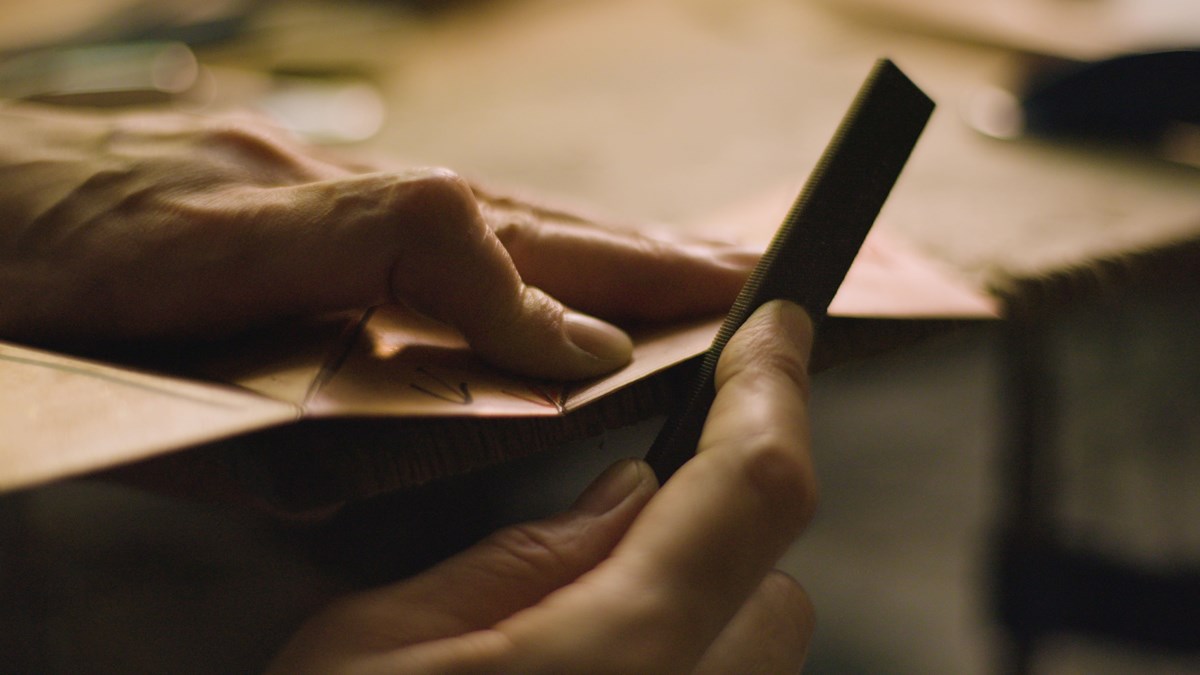 Nghệ nhân tại Mazda có thể bào mỏng kim loại đến 1/20 độ dày của sợi tóc.